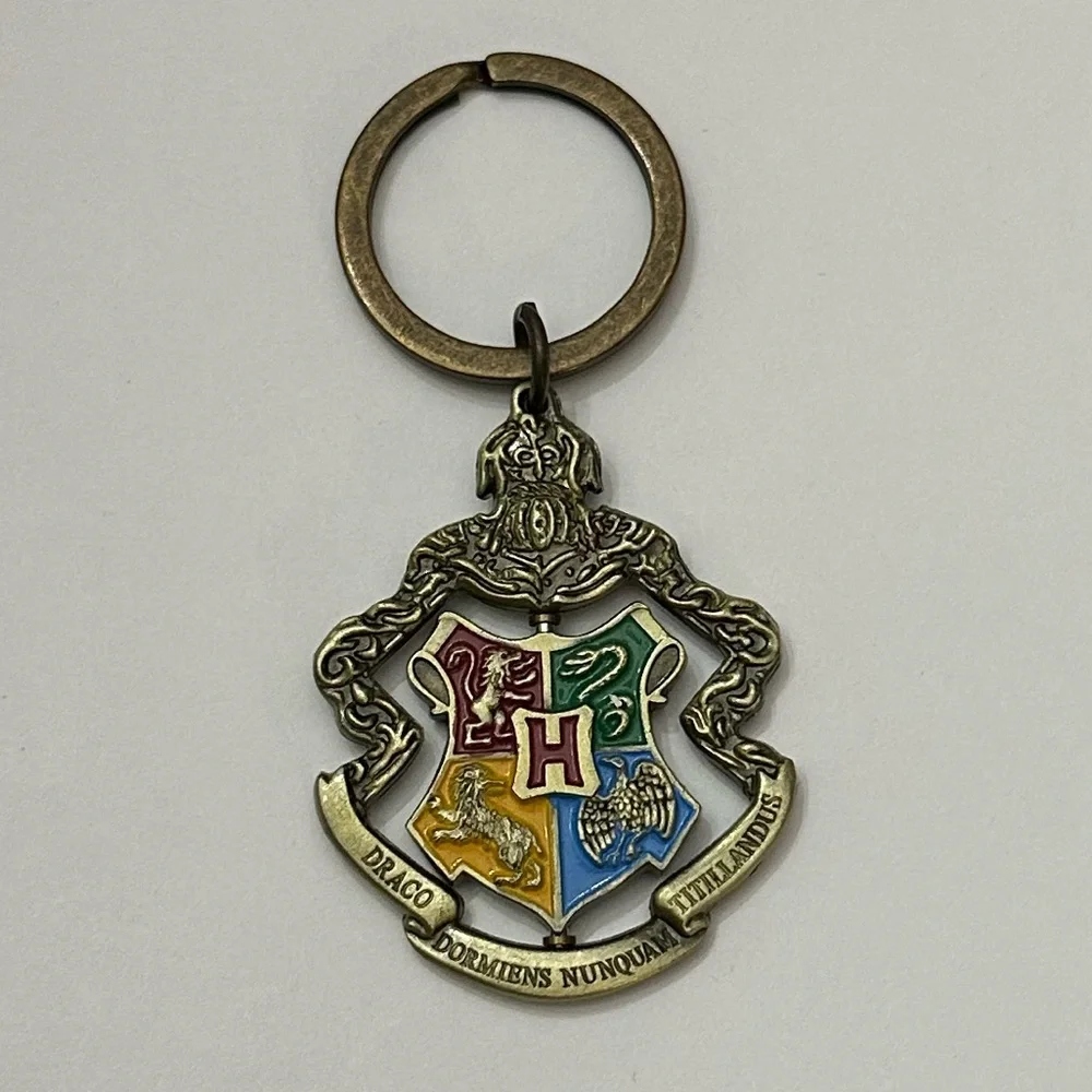 NWOT Universal Studios The Wizarding World of Harry Potter Crest Keychain